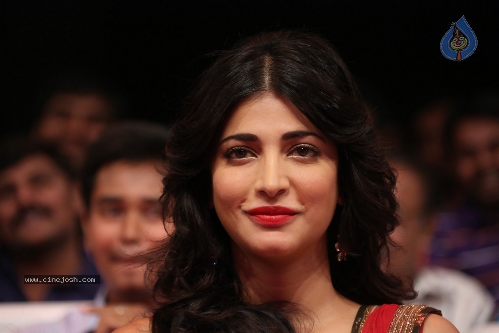 Shruti Haasan at Pooja Audio Launch - 111 / 152 photos