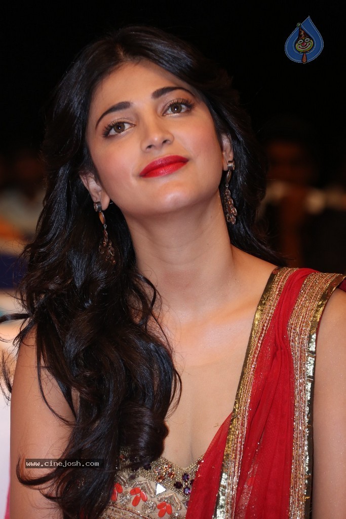 Shruti Haasan at Pooja Audio Launch - 115 / 152 photos