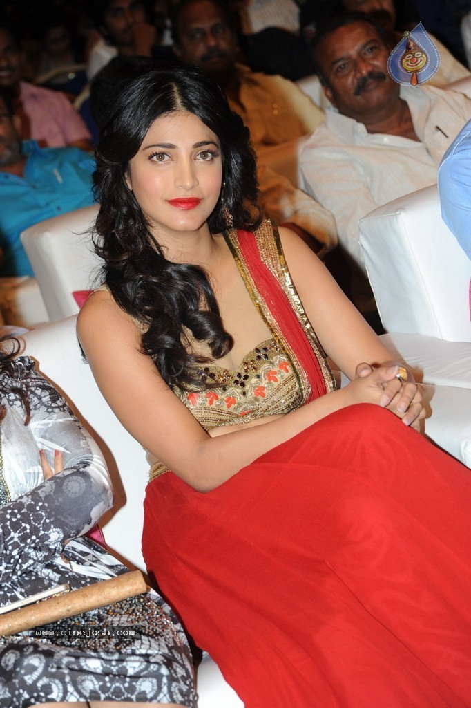 Shruti Haasan at Pooja Audio Launch - 116 / 152 photos