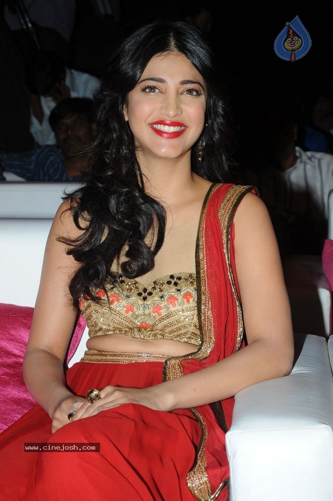 Shruti Haasan at Pooja Audio Launch - 117 / 152 photos