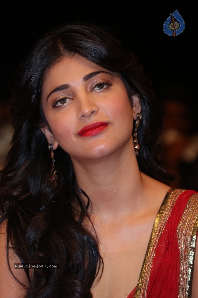 Shruti Haasan at Pooja Audio Launch - 127 / 152 photos