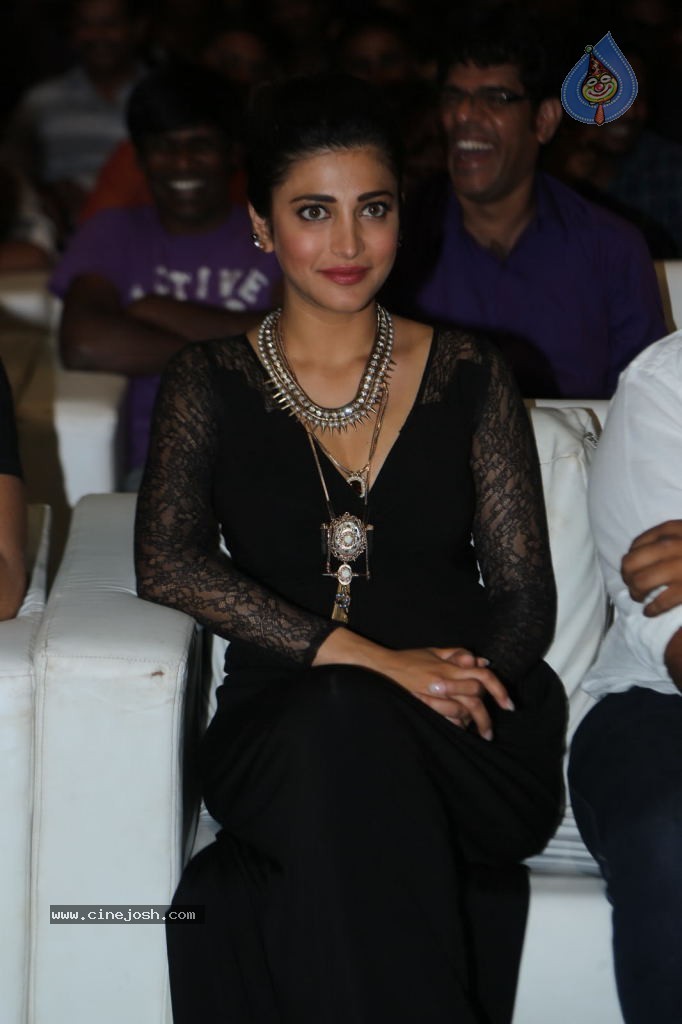 Shruti Haasan at Race Gurram Success Meet - 4 / 104 photos