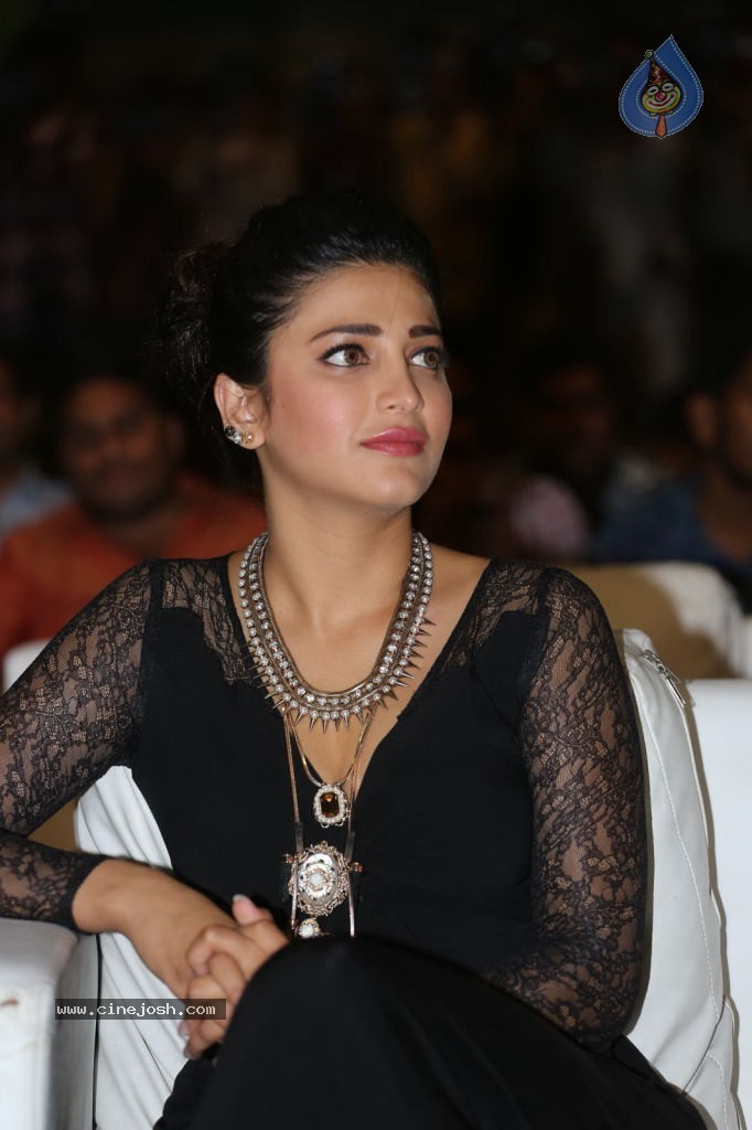 Shruti Haasan at Race Gurram Success Meet - 7 / 104 photos