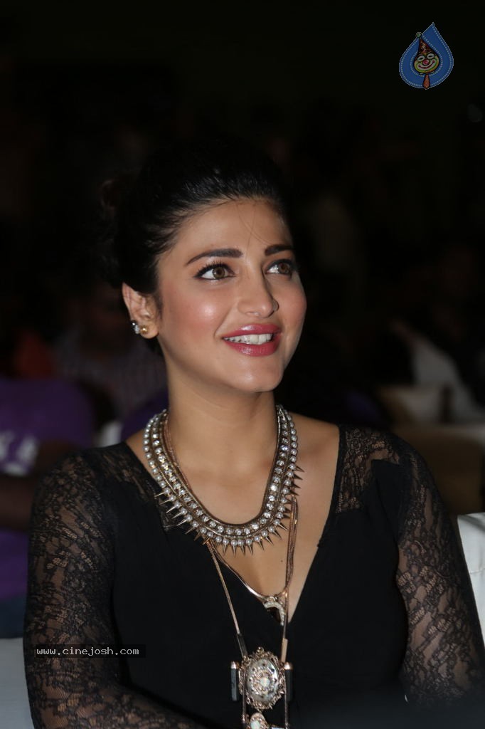 Shruti Haasan at Race Gurram Success Meet - 8 / 104 photos