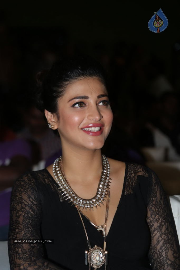Shruti Haasan at Race Gurram Success Meet - 12 / 104 photos
