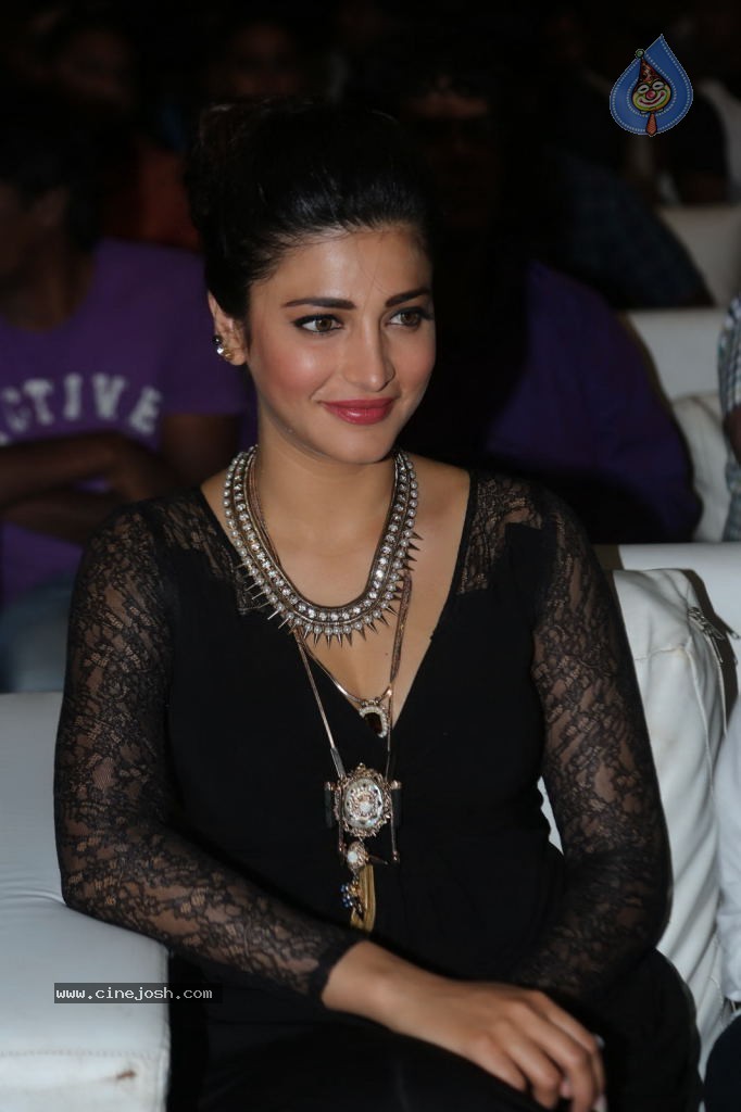 Shruti Haasan at Race Gurram Success Meet - 18 / 104 photos