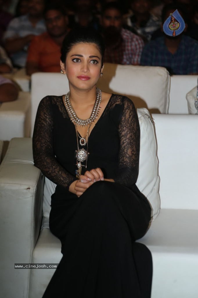 Shruti Haasan at Race Gurram Success Meet - 19 / 104 photos