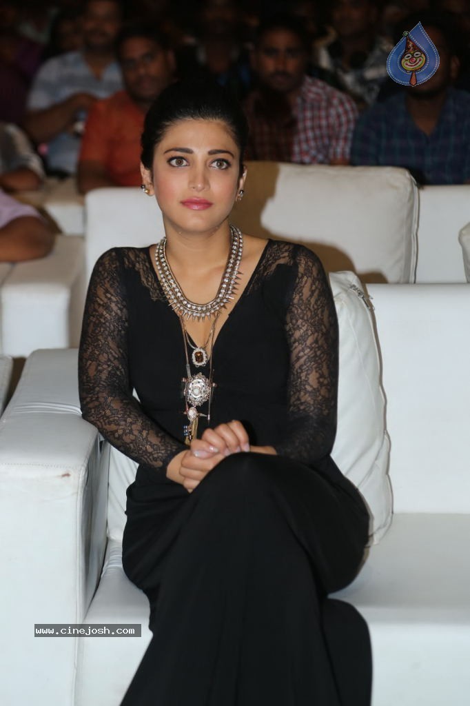 Shruti Haasan at Race Gurram Success Meet - 20 / 104 photos