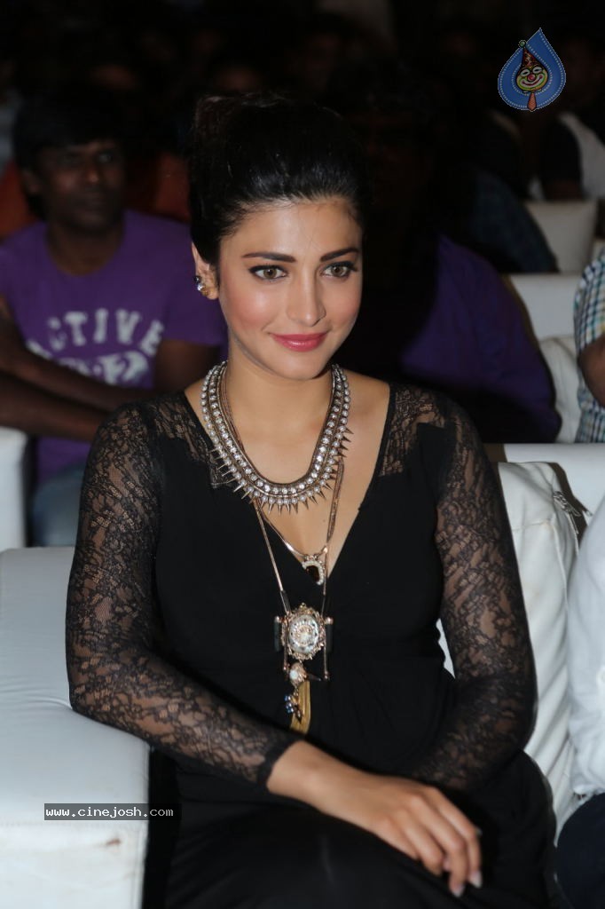 Shruti Haasan at Race Gurram Success Meet - 26 / 104 photos