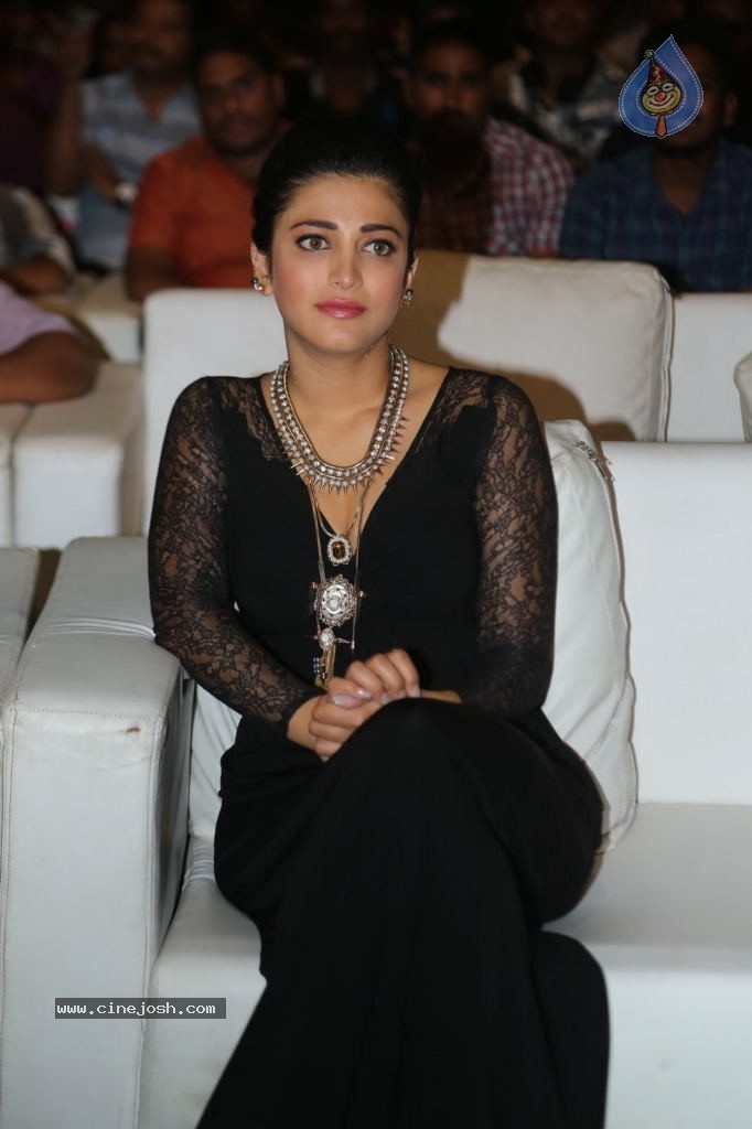 Shruti Haasan at Race Gurram Success Meet - 29 / 104 photos
