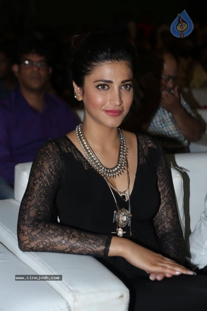 Shruti Haasan at Race Gurram Success Meet - 30 / 104 photos