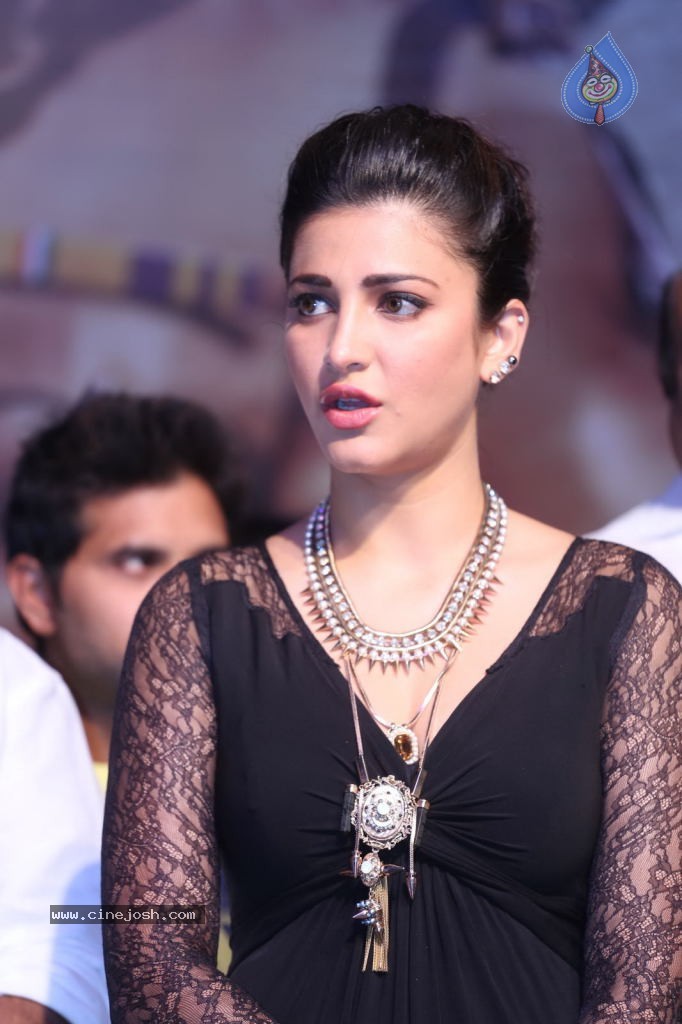 Shruti Haasan at Race Gurram Success Meet - 31 / 104 photos