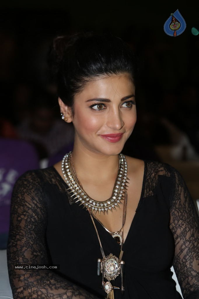 Shruti Haasan at Race Gurram Success Meet - 34 / 104 photos