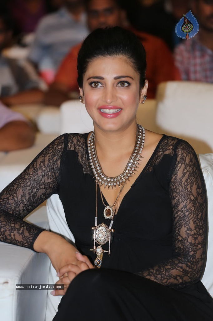 Shruti Haasan at Race Gurram Success Meet - 35 / 104 photos