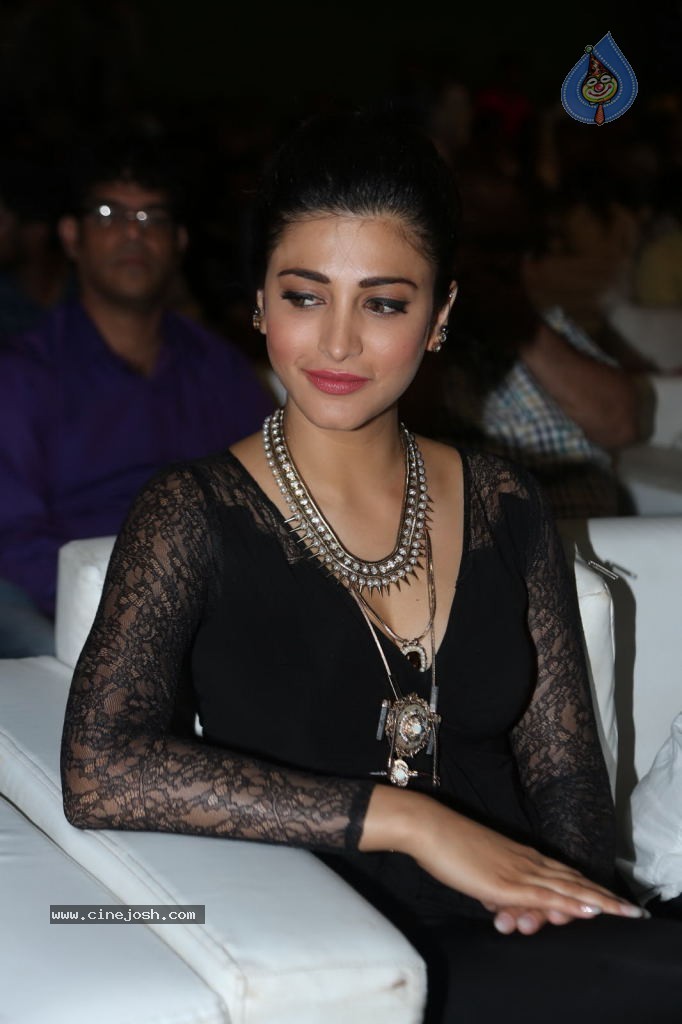 Shruti Haasan at Race Gurram Success Meet - 36 / 104 photos