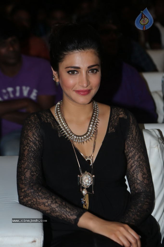 Shruti Haasan at Race Gurram Success Meet - 39 / 104 photos