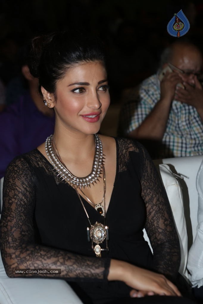 Shruti Haasan at Race Gurram Success Meet - 48 / 104 photos