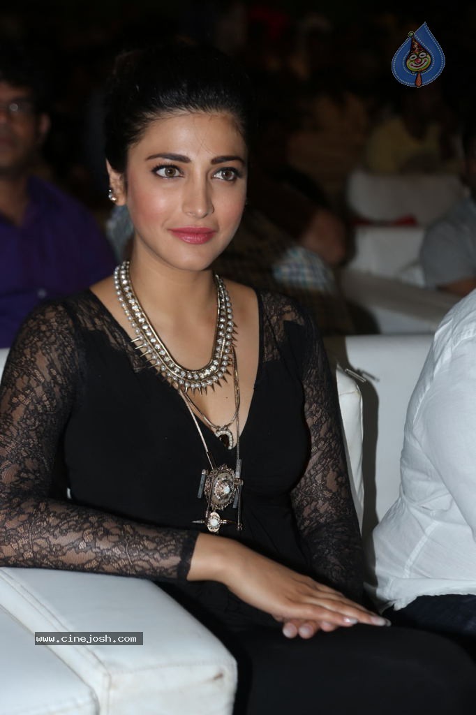 Shruti Haasan at Race Gurram Success Meet - 50 / 104 photos