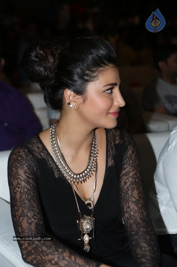 Shruti Haasan at Race Gurram Success Meet - 51 / 104 photos