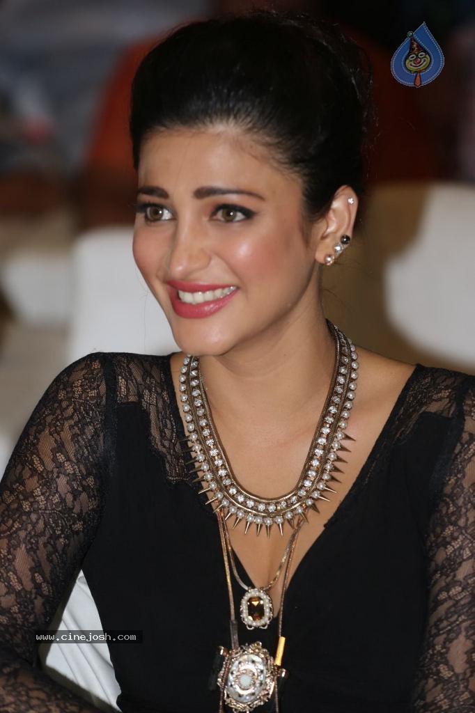 Shruti Haasan at Race Gurram Success Meet - 56 / 104 photos