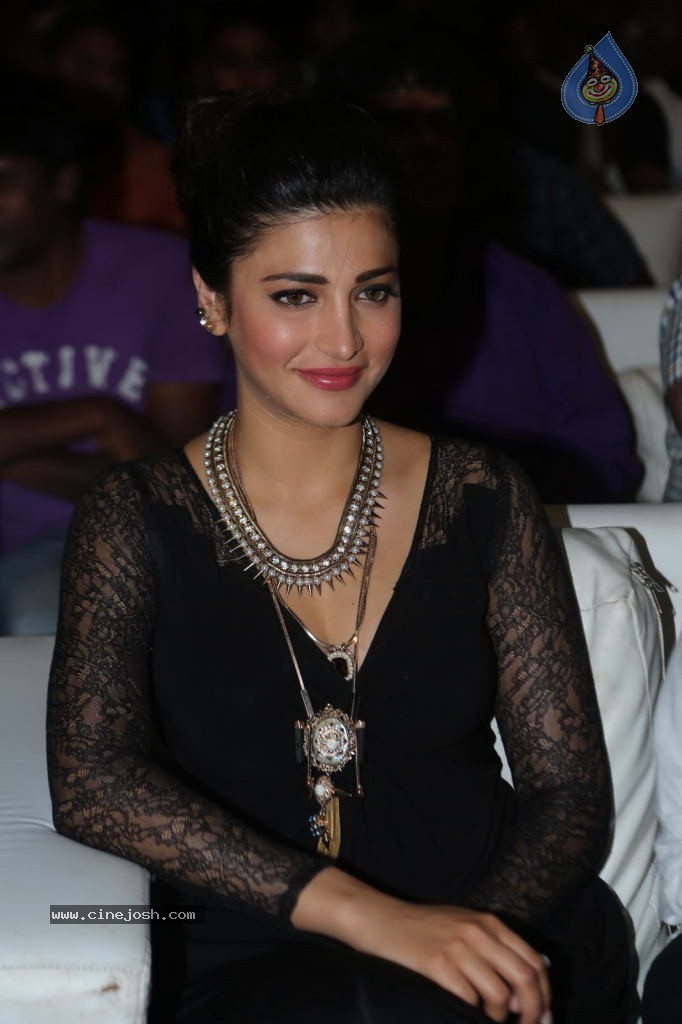 Shruti Haasan at Race Gurram Success Meet - 59 / 104 photos