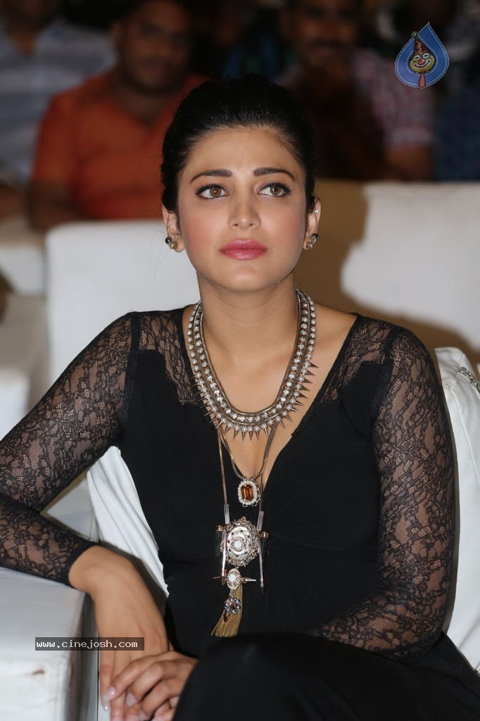 Shruti Haasan at Race Gurram Success Meet - 64 / 104 photos