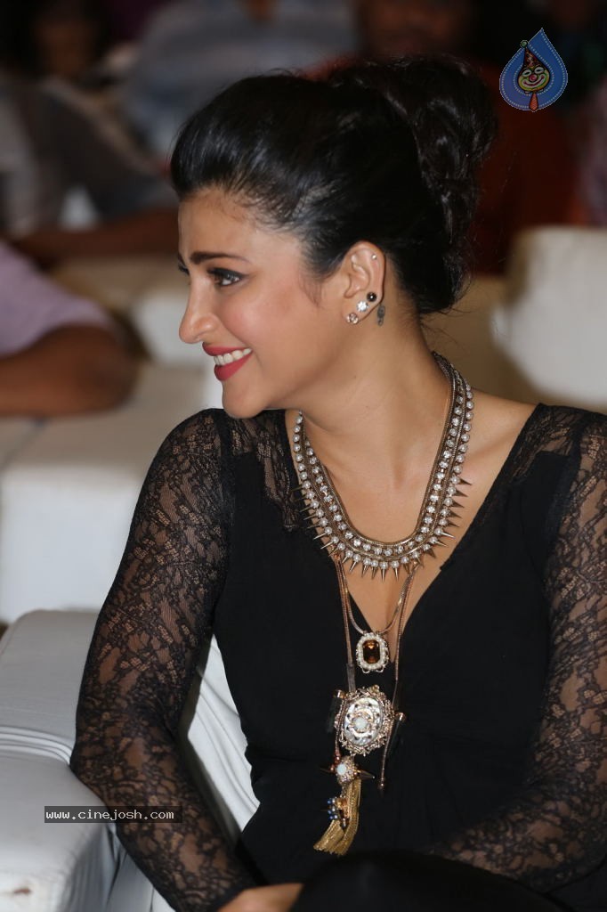 Shruti Haasan at Race Gurram Success Meet - 68 / 104 photos