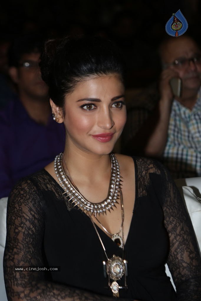Shruti Haasan at Race Gurram Success Meet - 69 / 104 photos