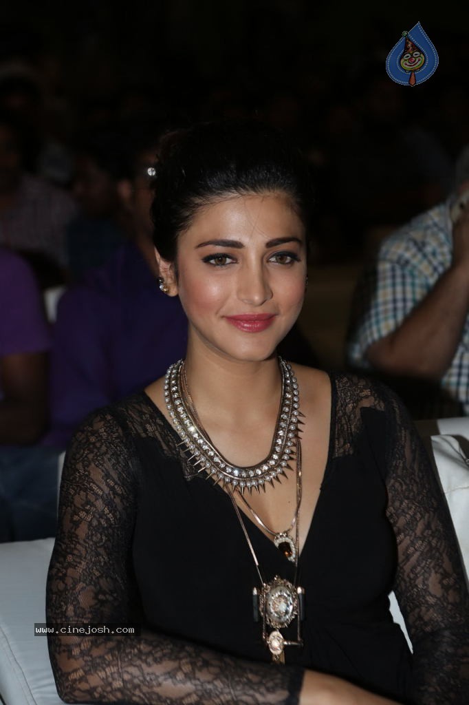 Shruti Haasan at Race Gurram Success Meet - 86 / 104 photos