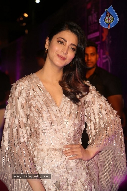 Shruti Haasan at Zee Apsara Awards - 8 / 42 photos