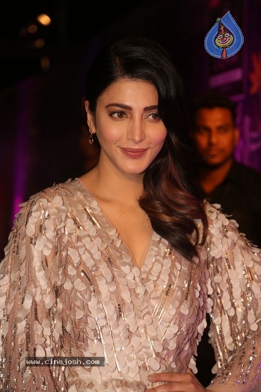 Shruti Haasan at Zee Apsara Awards - 13 / 42 photos