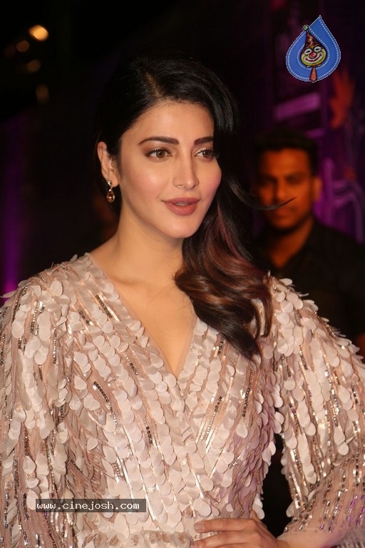 Shruti Haasan at Zee Apsara Awards - 18 / 42 photos