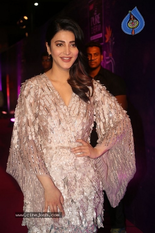 Shruti Haasan at Zee Apsara Awards - 21 / 42 photos
