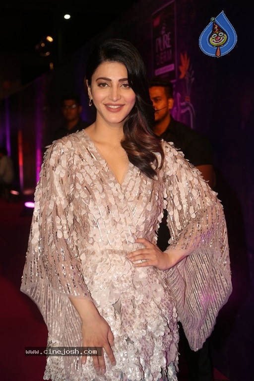 Shruti Haasan at Zee Apsara Awards - 22 / 42 photos