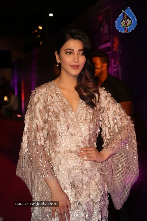 Shruti Haasan at Zee Apsara Awards - 39 / 42 photos