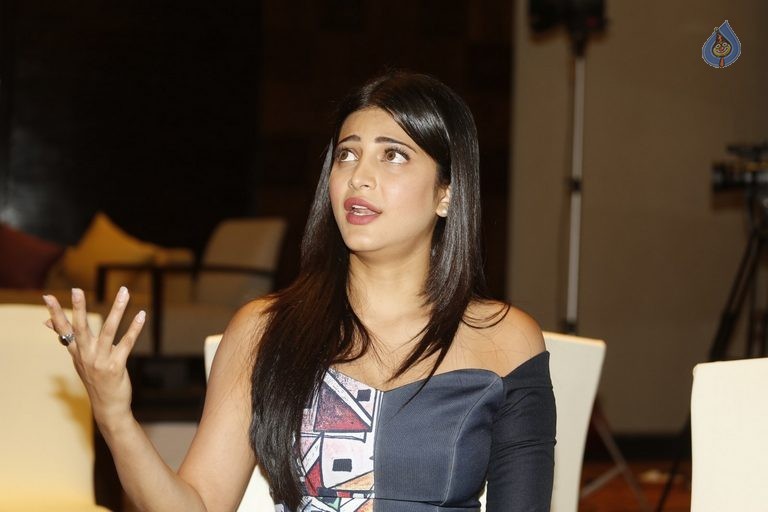 Shruti Haasan Latest Photos - 25 / 72 photos