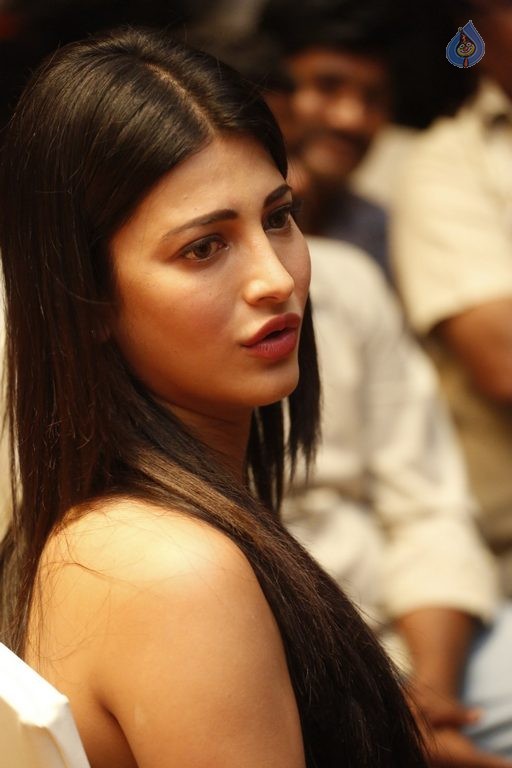 Shruti Haasan Latest Photos - 35 / 72 photos