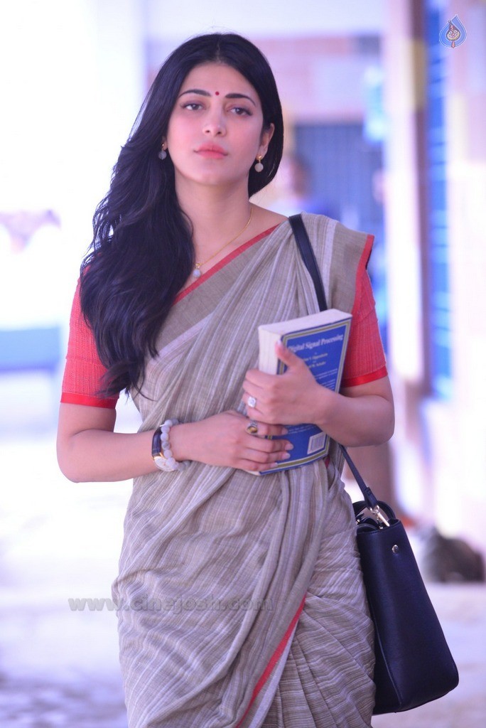 Shruti Haasan Latest Pics - 12 / 25 photos