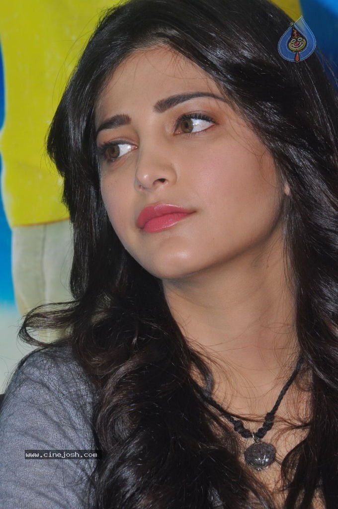 Shruti Haasan Latest Stills - 41 / 144 photos