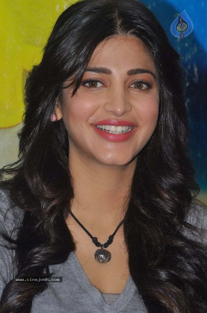 Shruti Haasan Latest Stills - 45 / 144 photos