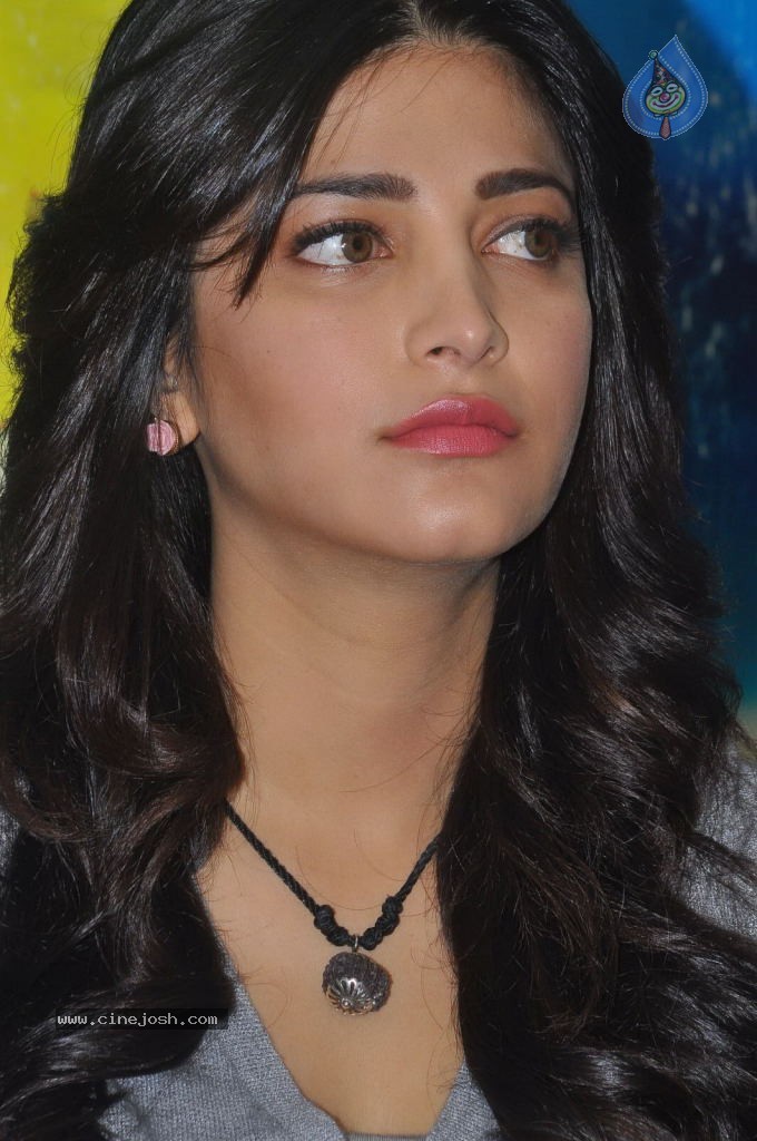 Shruti Haasan Latest Stills - 50 / 144 photos