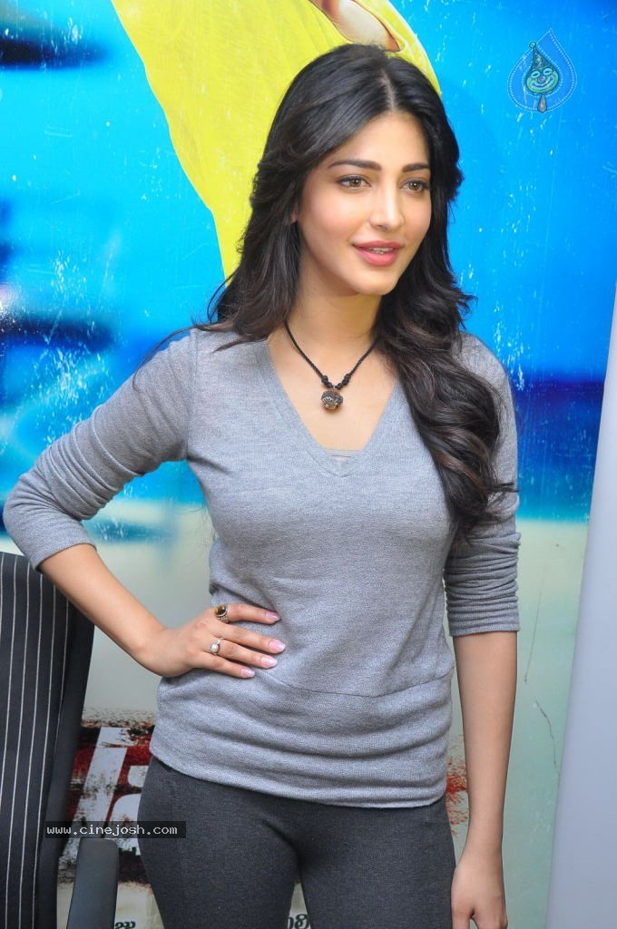 Shruti Haasan Latest Stills - 51 / 144 photos
