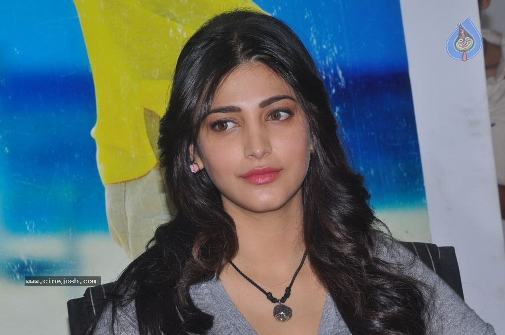 Shruti Haasan Latest Stills - 52 / 144 photos
