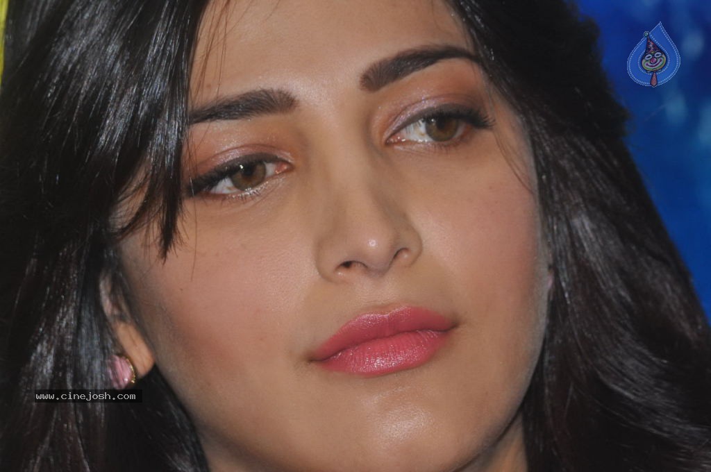Shruti Haasan Latest Stills - 53 / 144 photos