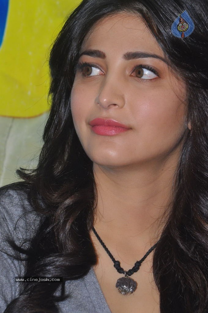 Shruti Haasan Latest Stills - 56 / 144 photos