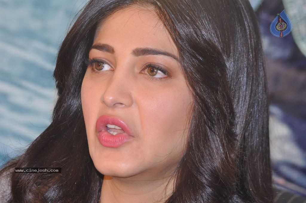 Shruti Haasan Latest Stills - 58 / 144 photos