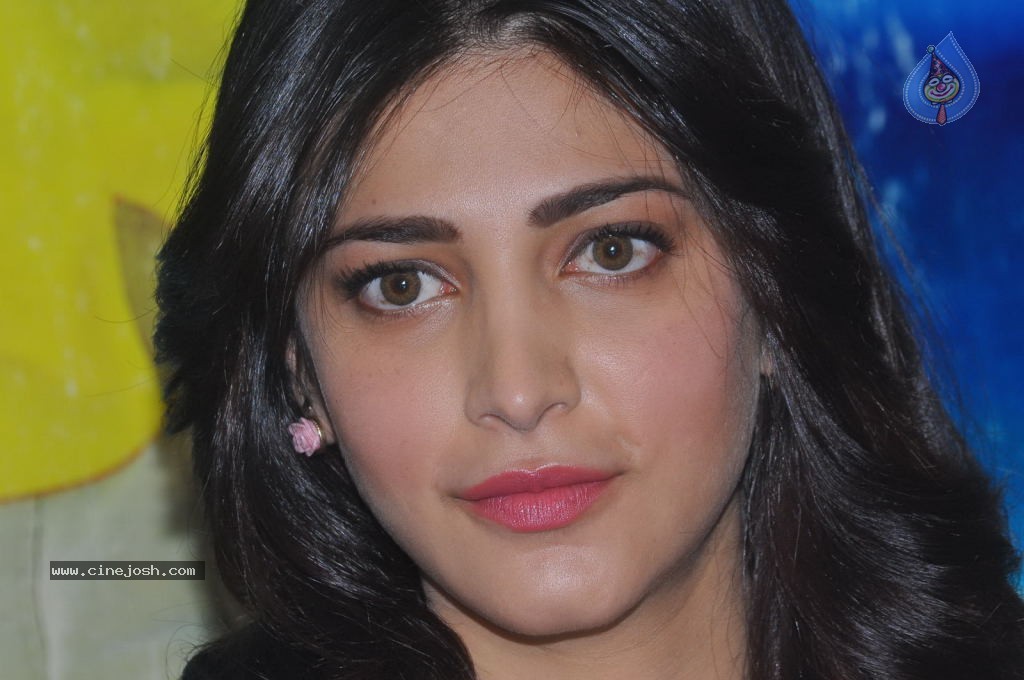 Shruti Haasan Latest Stills - 60 / 144 photos