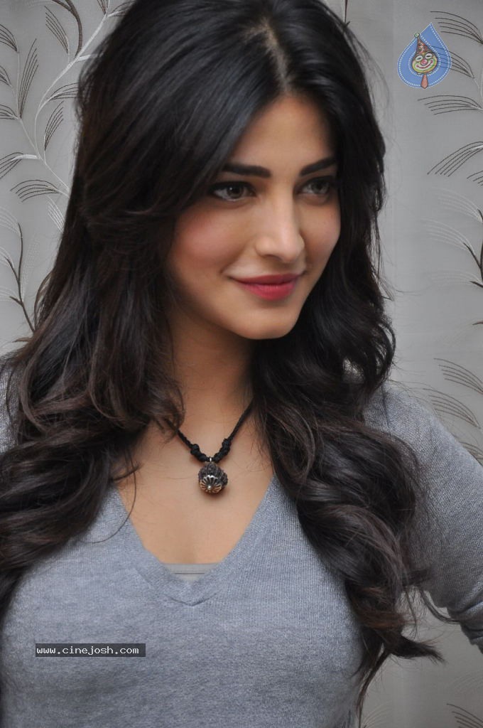 Shruti Haasan Latest Stills - 63 / 144 photos