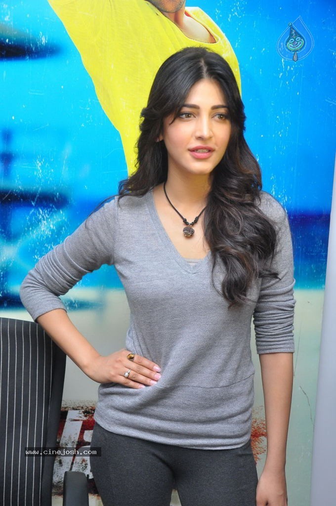Shruti Haasan Latest Stills - 66 / 144 photos