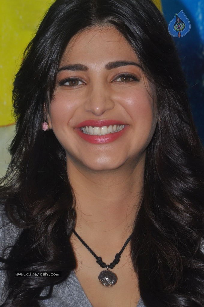 Shruti Haasan Latest Stills - 77 / 144 photos